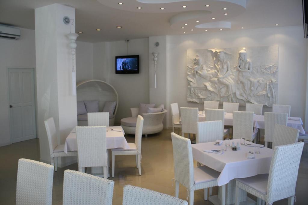 Santi White Hotel Phuket Bagian luar foto