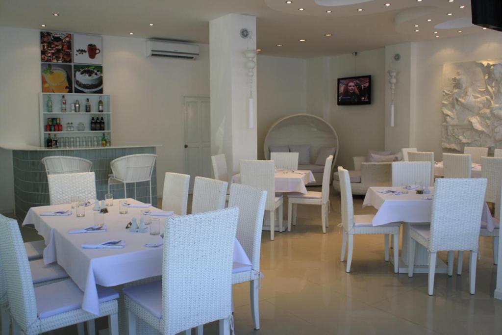 Santi White Hotel Phuket Bagian luar foto